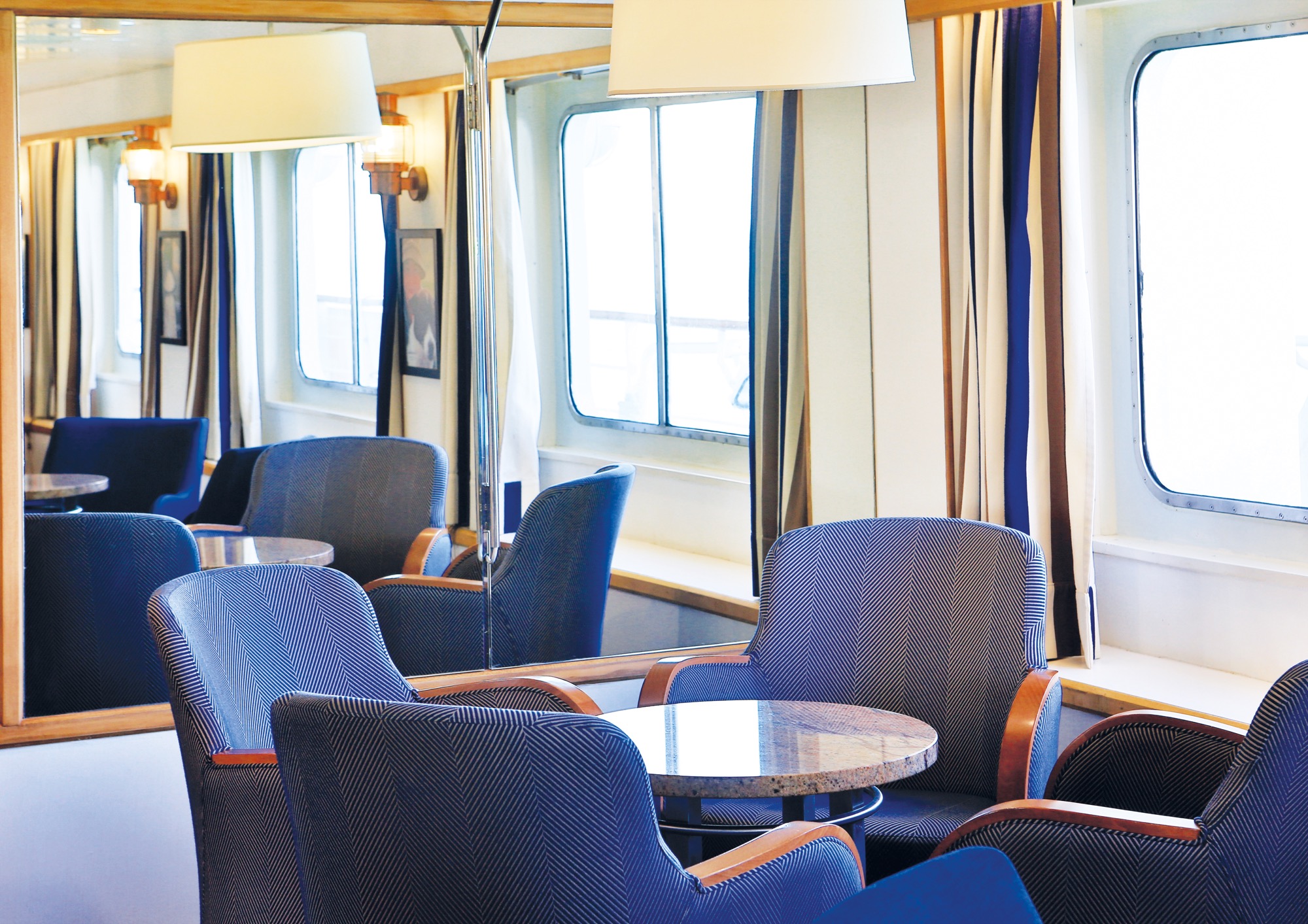 CroisiEurope La Belle des Oceans Bar 2.jpg
